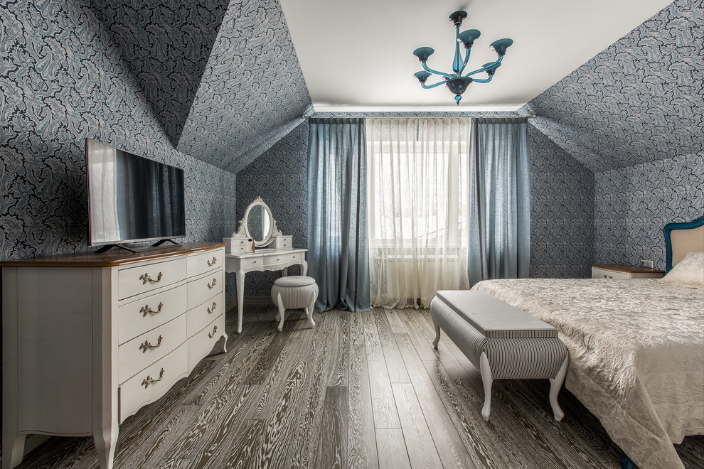 他の地域にある広いトランジショナルスタイルのおしゃれな主寝室 (青い壁、無垢フローリング、暖炉なし、グレーの床) のレイアウト