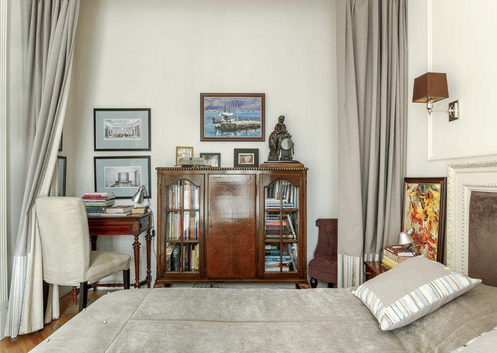 Imagen de dormitorio principal tradicional renovado con paredes blancas, suelo de madera en tonos medios y suelo marrón