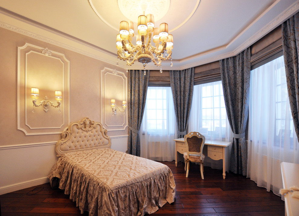 Esempio di una camera matrimoniale chic con pareti beige e parquet scuro