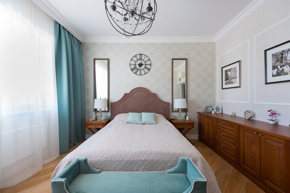 Стильный дизайн: хозяйская спальня в стиле неоклассика (современная классика) с бежевыми стенами, паркетным полом среднего тона и бежевым полом - последний тренд
