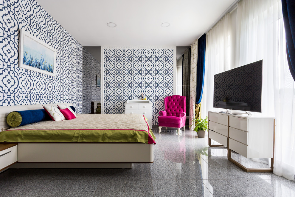Inspiration pour une chambre parentale design de taille moyenne avec un mur multicolore, un sol en carrelage de porcelaine et un sol gris.