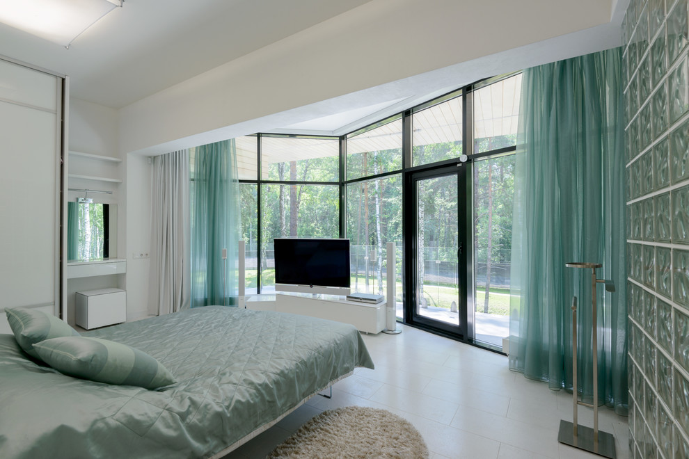 Foto de dormitorio principal contemporáneo de tamaño medio con paredes blancas