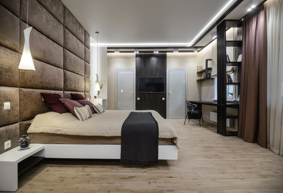 Источник вдохновения для домашнего уюта: спальня в современном стиле с бежевыми стенами, светлым паркетным полом и бежевым полом