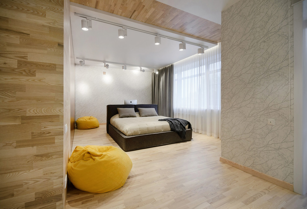 На фото: спальня в современном стиле с светлым паркетным полом и бежевым полом с