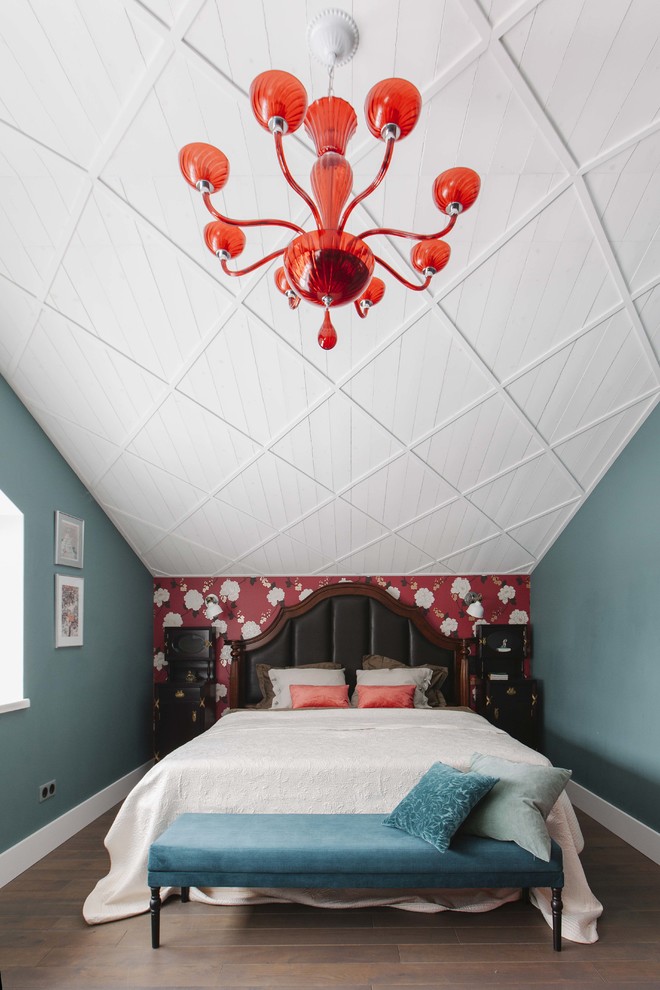 Идея дизайна: спальня на мансарде в стиле фьюжн с паркетным полом среднего тона и коричневым полом