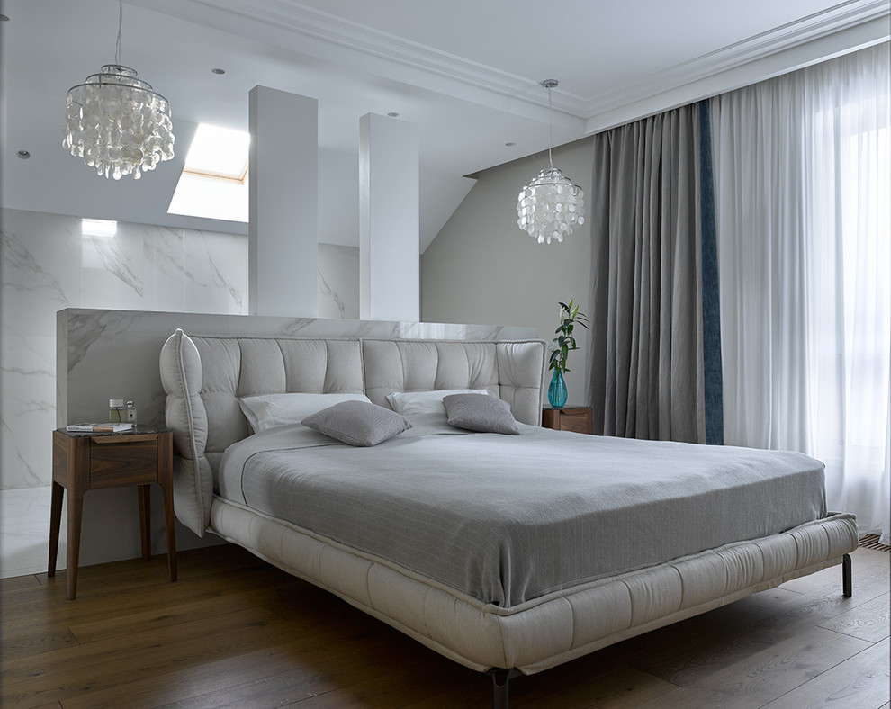 Modernes Hauptschlafzimmer mit grauer Wandfarbe, braunem Holzboden und braunem Boden in Sonstige