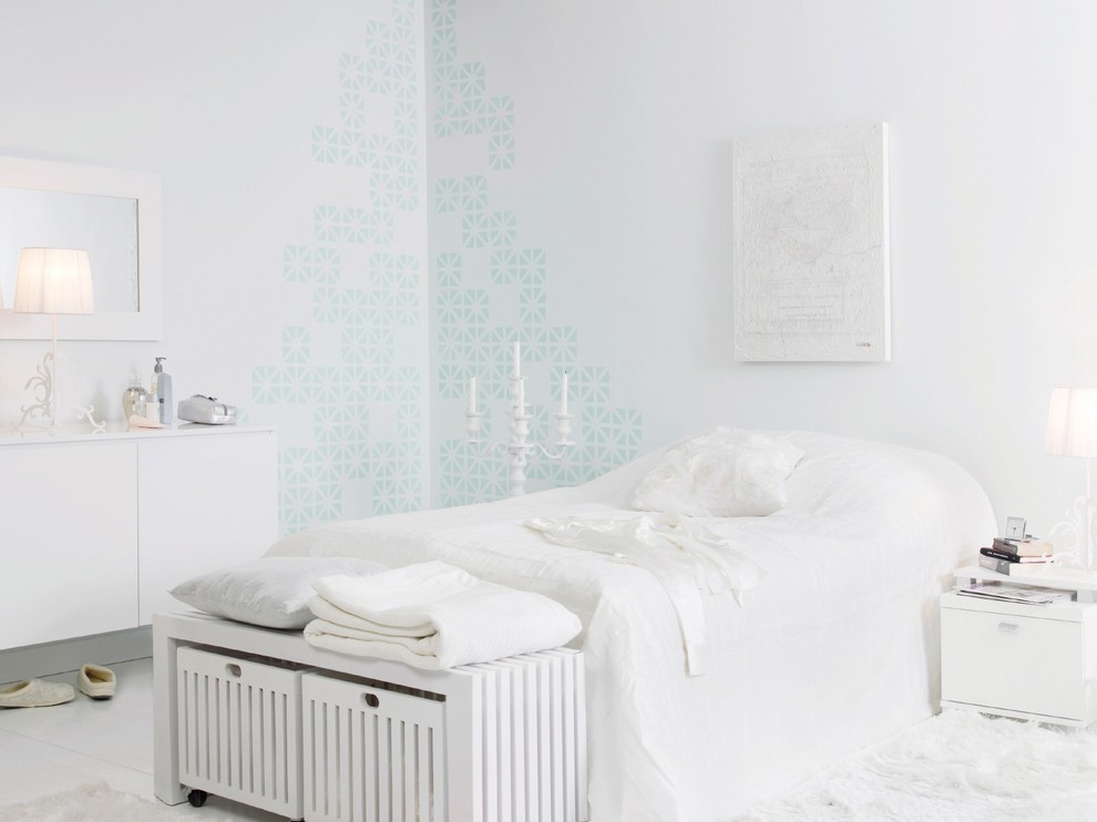 Esempio di una camera da letto minimal di medie dimensioni con pareti bianche e nessun camino