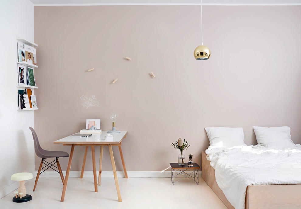 Пример оригинального дизайна: спальня среднего размера в современном стиле с розовыми стенами без камина