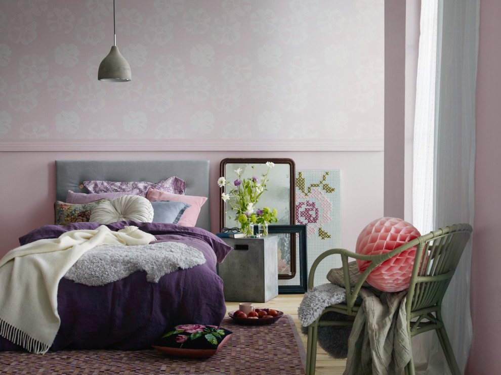 Idéer för att renovera ett mellanstort funkis sovrum, med rosa väggar och ljust trägolv