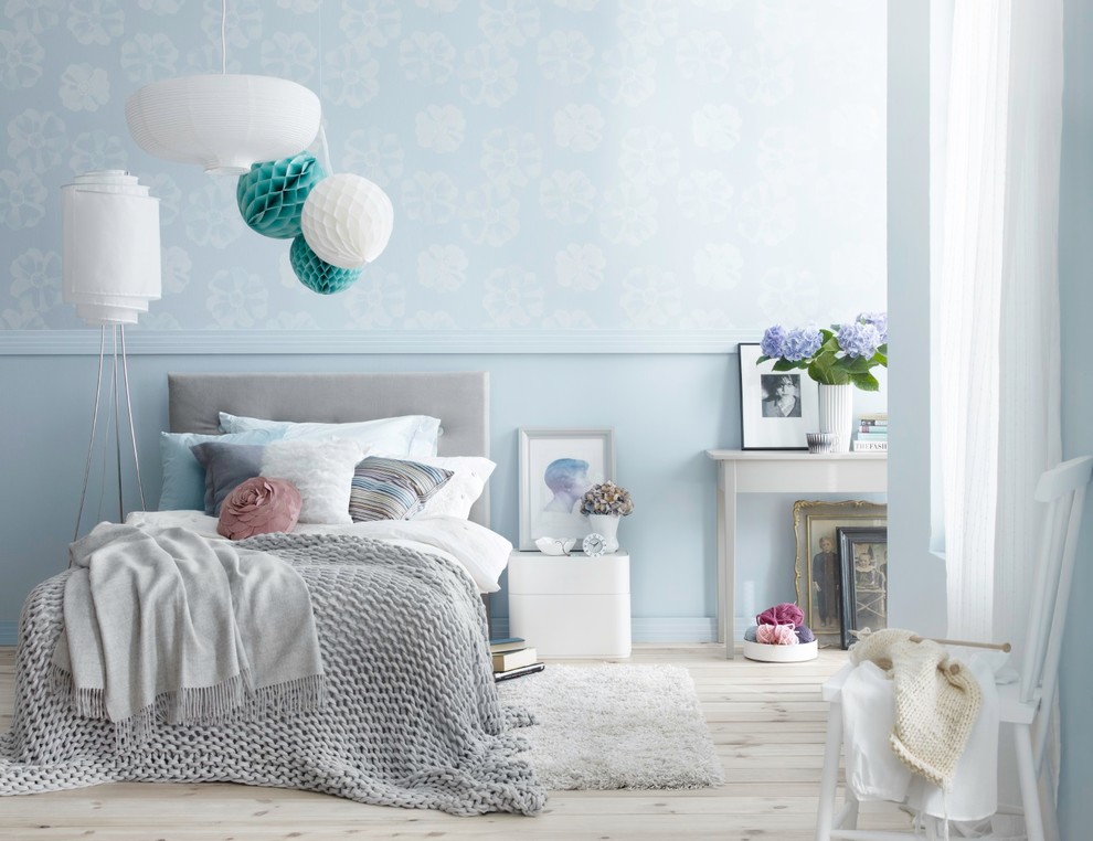 Идея дизайна: спальня среднего размера в современном стиле с синими стенами и светлым паркетным полом без камина