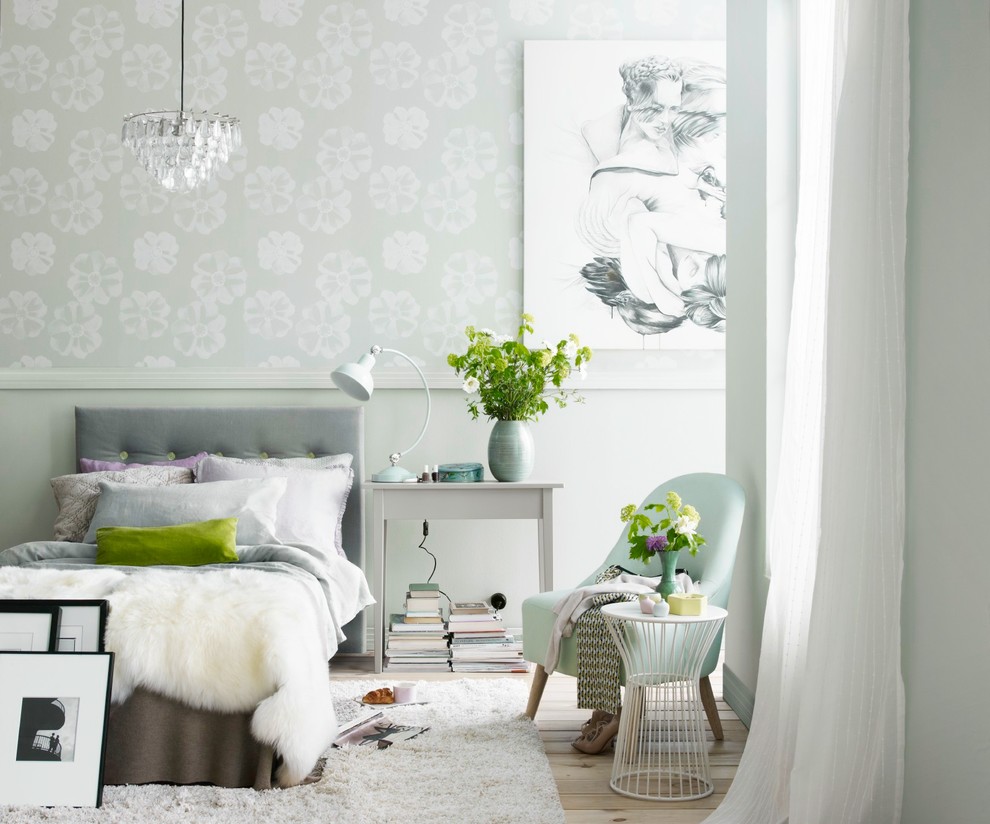 Mittelgroßes Modernes Schlafzimmer ohne Kamin mit hellem Holzboden und grüner Wandfarbe