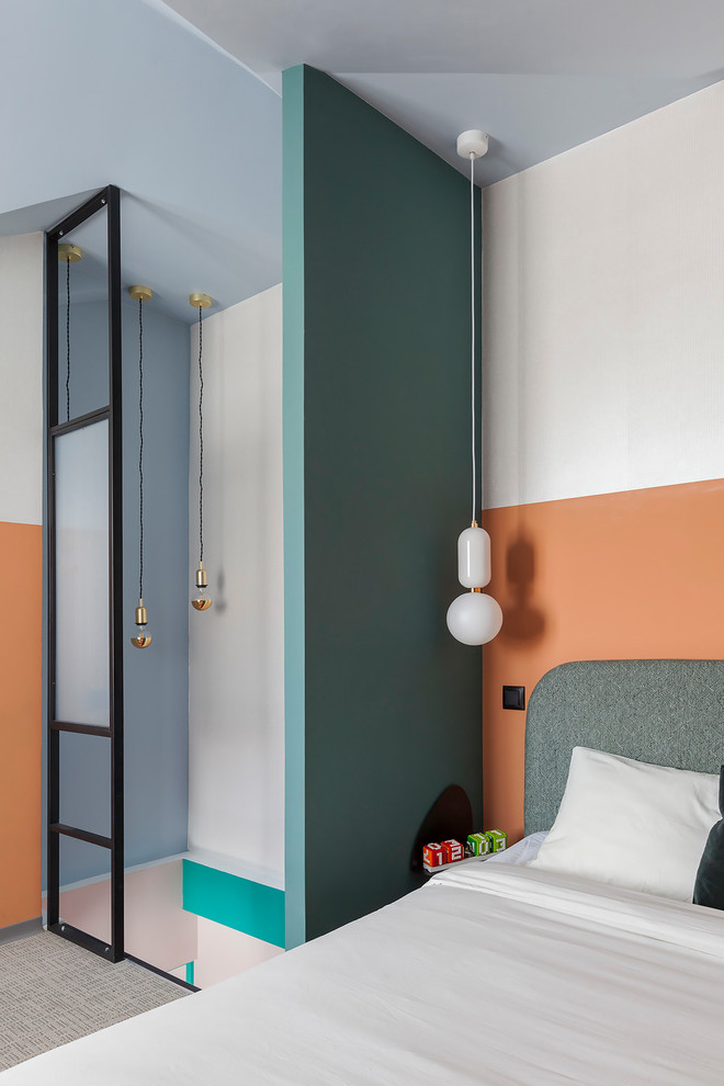 Idee per una camera matrimoniale moderna con pareti multicolore e pavimento grigio