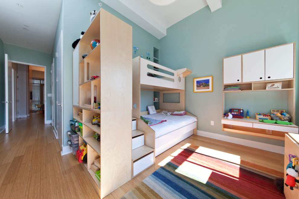 Ispirazione per una camera da letto design con pareti blu, pavimento in legno massello medio e pavimento marrone