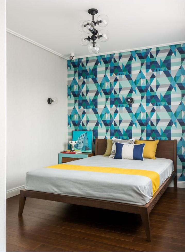 На фото: большая гостевая спальня (комната для гостей) в стиле фьюжн с разноцветными стенами, темным паркетным полом и коричневым полом с
