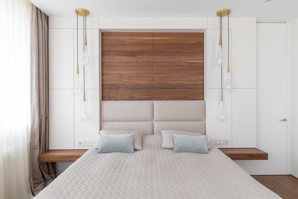 Свежая идея для дизайна: спальня в стиле неоклассика (современная классика) с белыми стенами, темным паркетным полом, коричневым полом и кроватью в нише - отличное фото интерьера