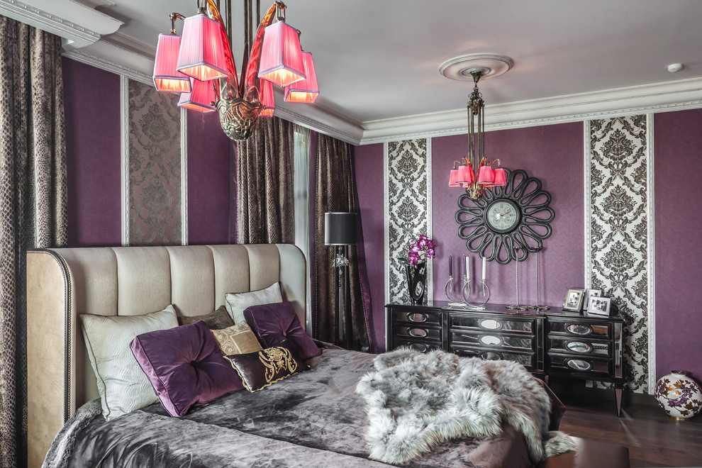 Immagine di una camera matrimoniale vittoriana con pareti viola e parquet scuro