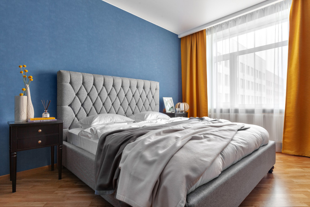 На фото: хозяйская спальня среднего размера в современном стиле с синими стенами, паркетным полом среднего тона и бежевым полом