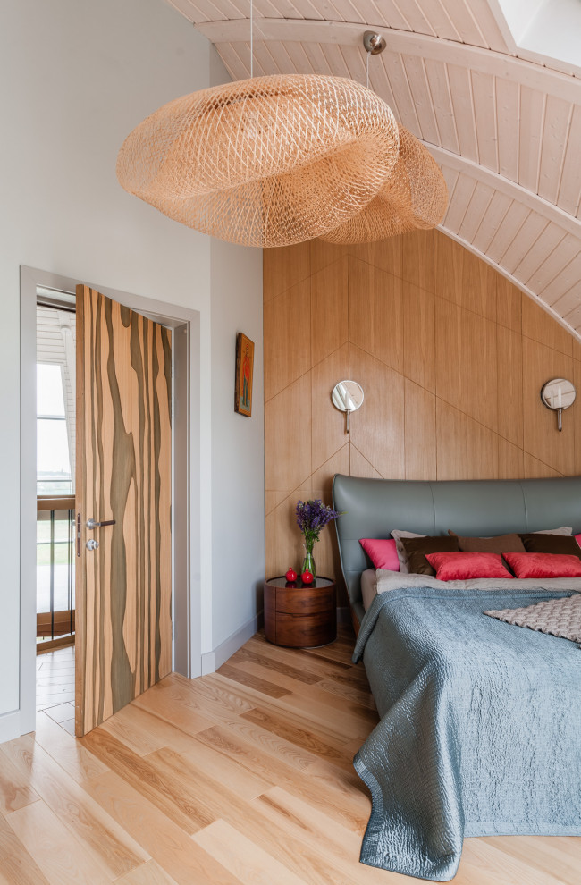 Стильный дизайн: спальня в современном стиле с белыми стенами, светлым паркетным полом и бежевым полом - последний тренд