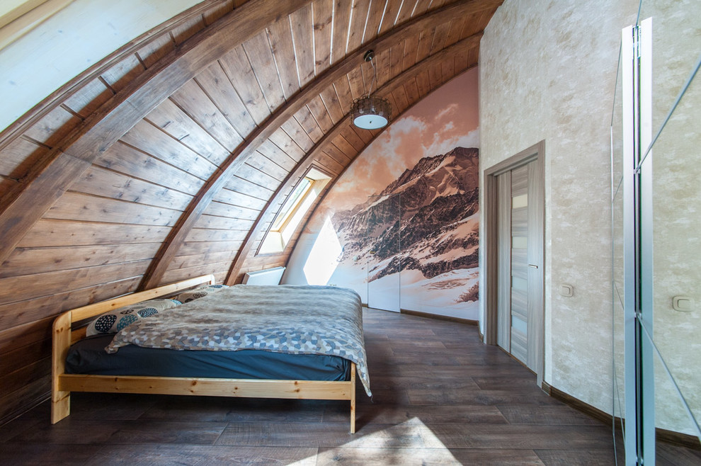Esempio di una camera da letto eclettica di medie dimensioni con pareti marroni, pavimento in laminato e pavimento marrone