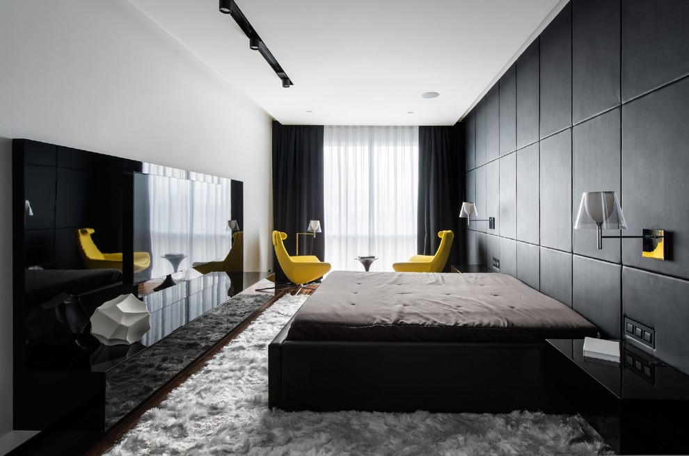 На фото: хозяйская спальня в современном стиле с ковровым покрытием с