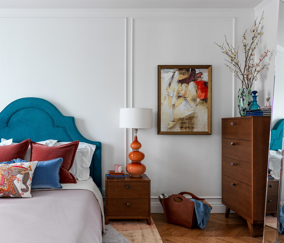 Imagen de dormitorio principal actual con paredes blancas, suelo de madera en tonos medios y suelo marrón