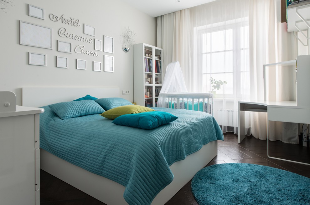 На фото: хозяйская спальня в современном стиле с белыми стенами и коричневым полом с