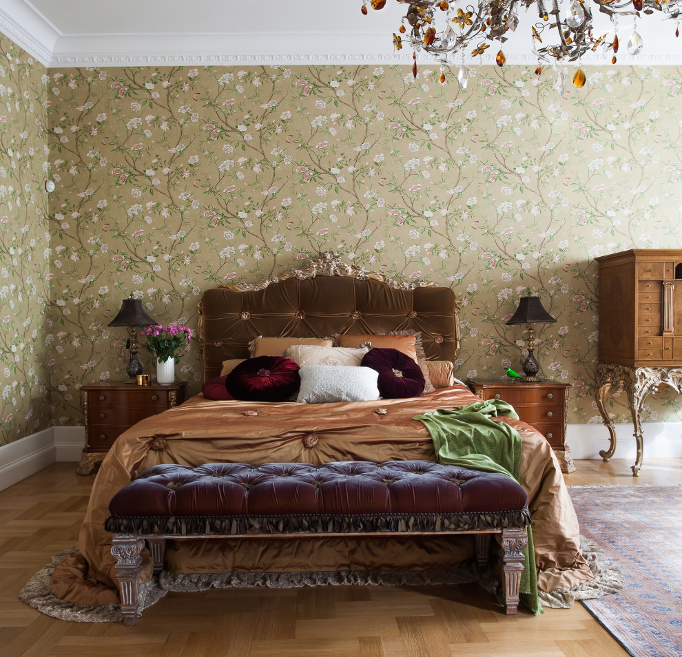 Идея дизайна: спальня в викторианском стиле с разноцветными стенами, паркетным полом среднего тона и коричневым полом