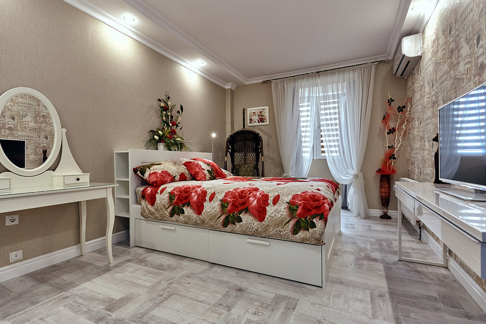 Idée de décoration pour une chambre parentale design avec un mur beige et parquet clair.
