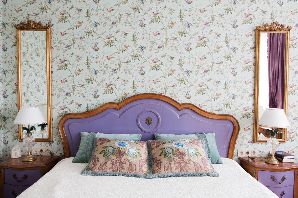 Стильный дизайн: хозяйская спальня в стиле неоклассика (современная классика) с разноцветными стенами - последний тренд