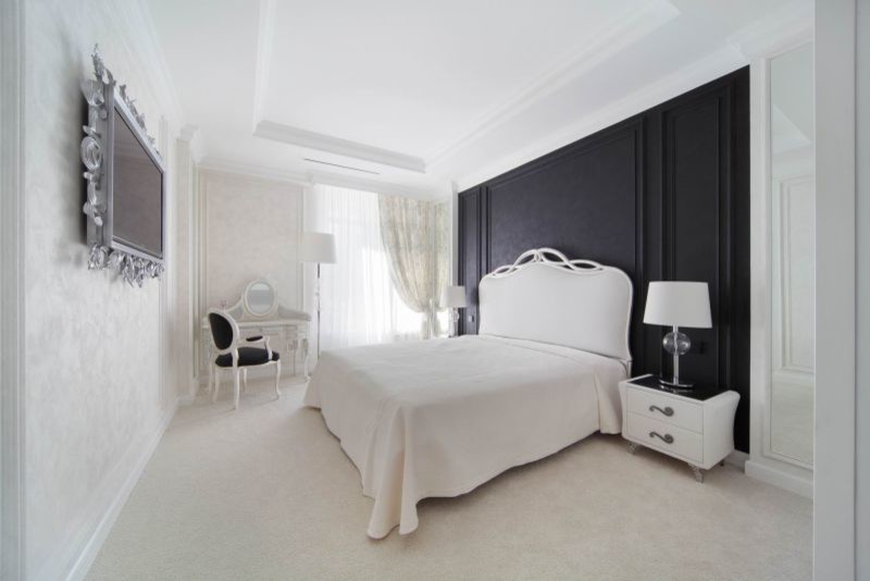 エカテリンブルクにある中くらいなトランジショナルスタイルのおしゃれな主寝室 (白い壁)