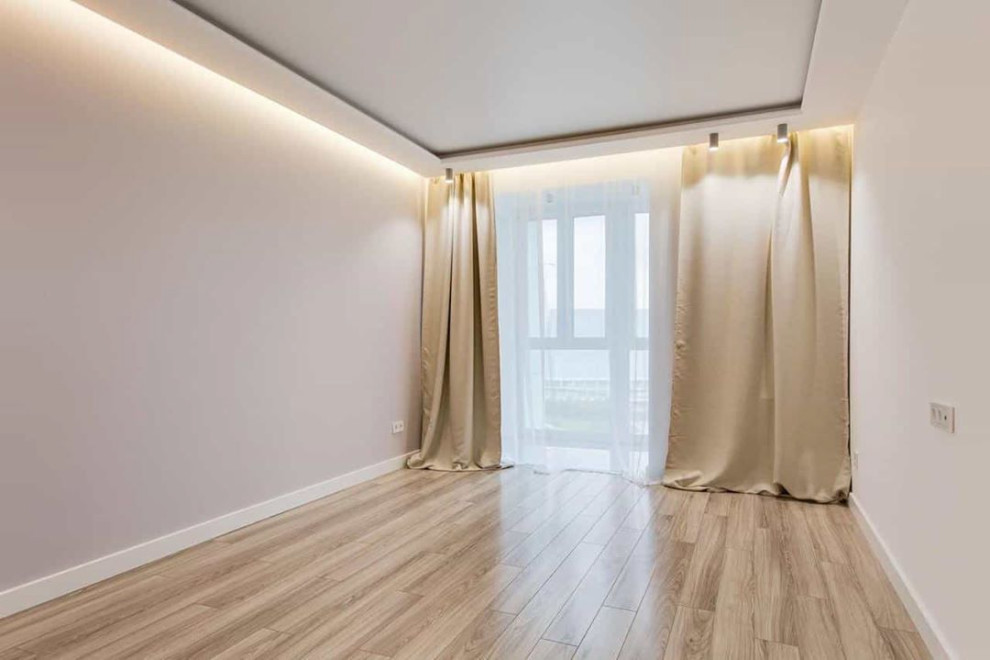 Großes Schlafzimmer mit weißer Wandfarbe, braunem Holzboden, buntem Boden und eingelassener Decke in Moskau