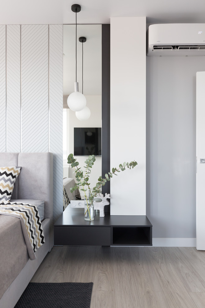 Skandinavisches Hauptschlafzimmer mit weißer Wandfarbe, hellem Holzboden und beigem Boden in Sonstige