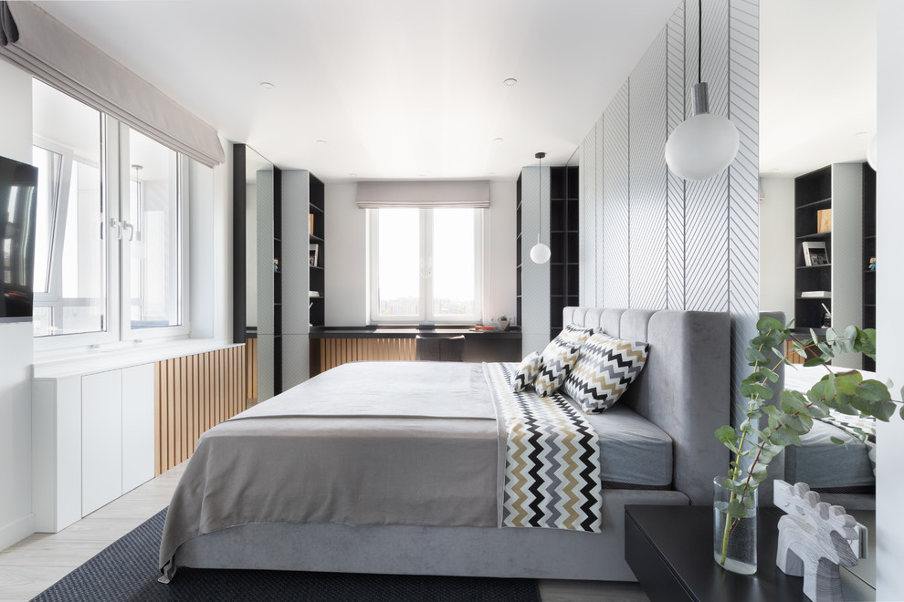 Modelo de dormitorio principal escandinavo con paredes blancas, suelo de madera clara y suelo beige