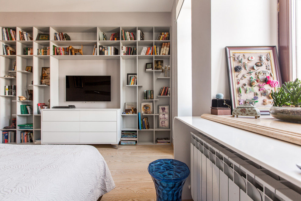 Modernes Schlafzimmer mit grauer Wandfarbe, braunem Holzboden und braunem Boden in Sonstige