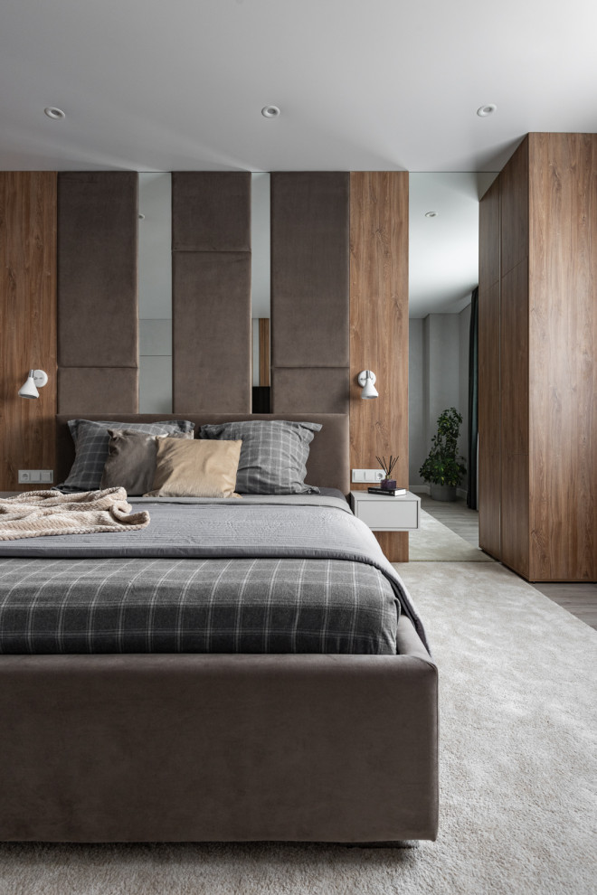 Свежая идея для дизайна: большая хозяйская спальня в современном стиле с коричневыми стенами и серым полом - отличное фото интерьера