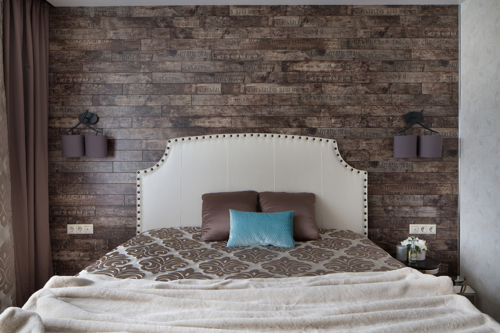 Immagine di una camera da letto minimal con pareti marroni, pavimento in legno massello medio e pavimento marrone