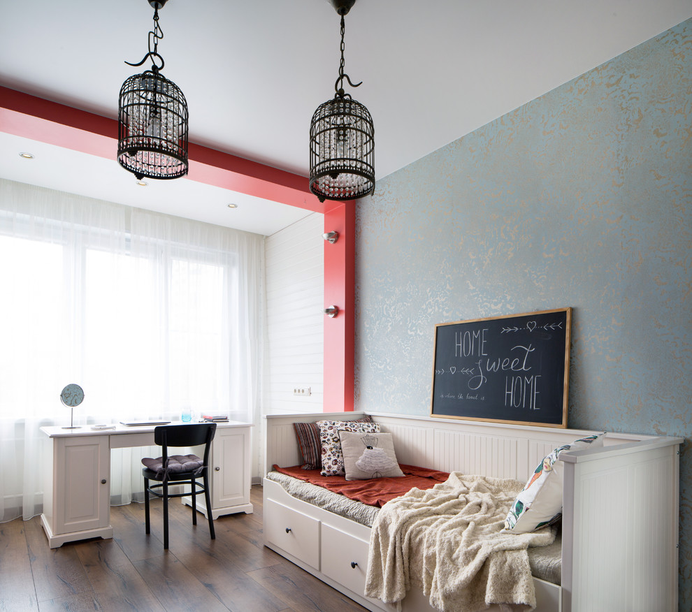 モスクワにあるコンテンポラリースタイルのおしゃれな寝室 (グレーの壁、無垢フローリング、茶色い床)