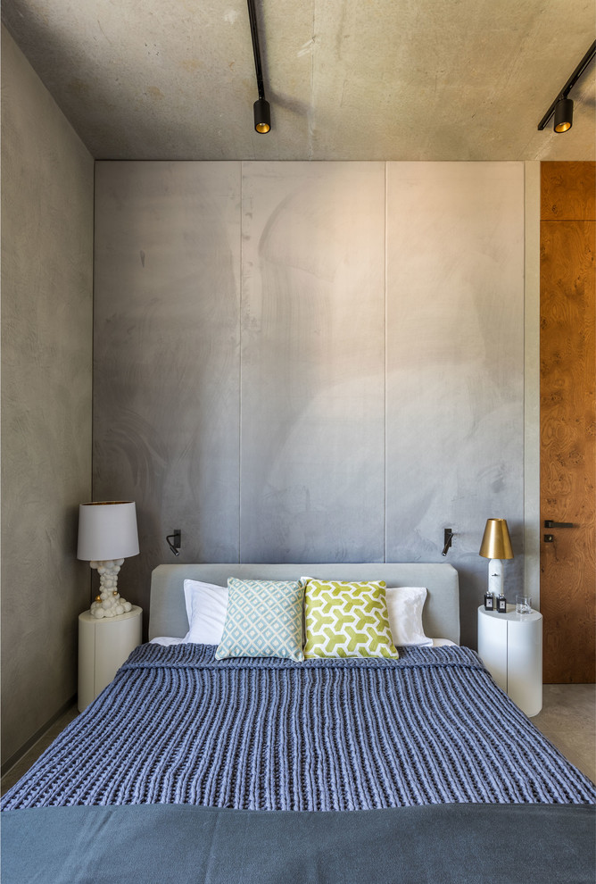 Пример оригинального дизайна: спальня в стиле лофт с серыми стенами