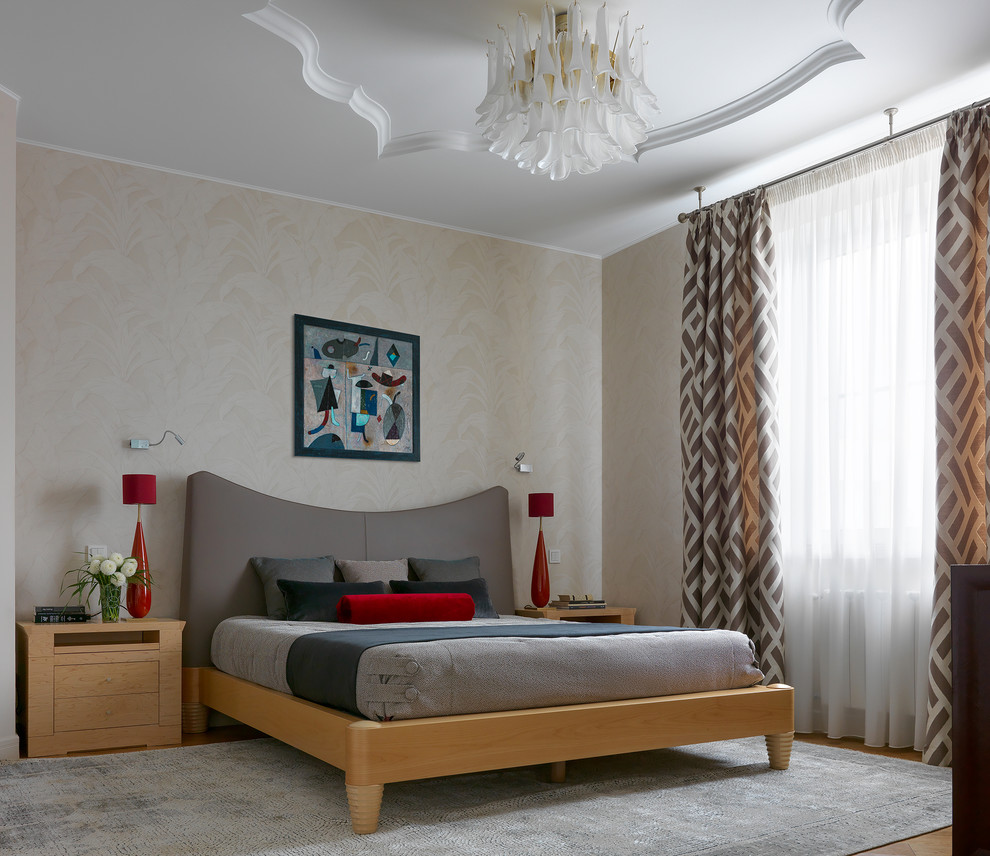На фото: спальня: освещение в современном стиле с бежевыми стенами, паркетным полом среднего тона и бежевым полом
