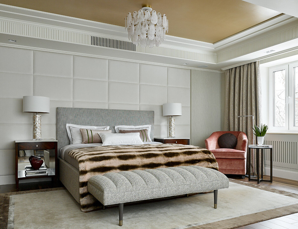 Modelo de dormitorio principal clásico renovado con paredes grises, suelo de madera en tonos medios y suelo marrón
