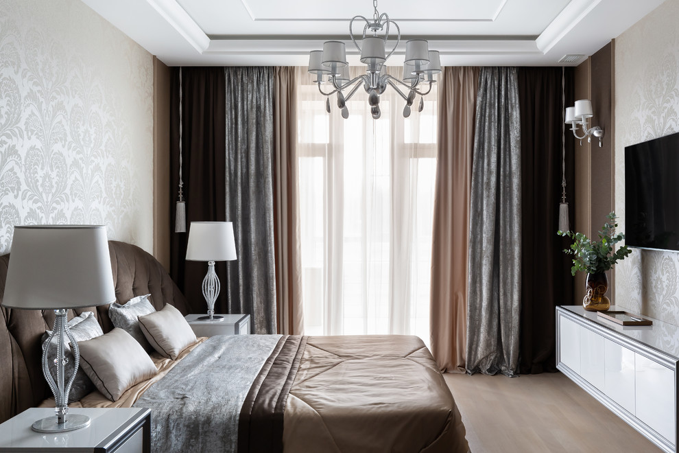Imagen de dormitorio principal bohemio grande con suelo de madera clara, chimeneas suspendidas y suelo beige