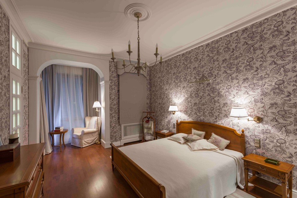 Imagen de dormitorio principal clásico con suelo de madera oscura y paredes multicolor