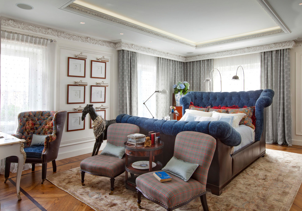 Ejemplo de dormitorio principal tradicional renovado con paredes blancas, suelo de madera en tonos medios y suelo marrón