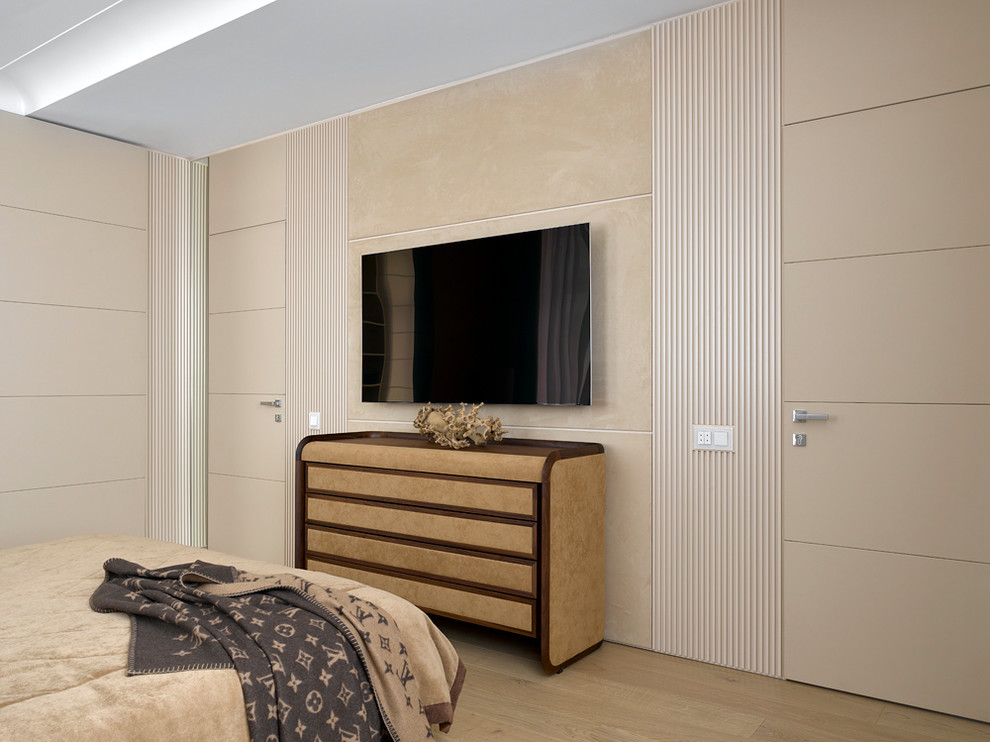 Modernes Schlafzimmer mit beiger Wandfarbe in Moskau
