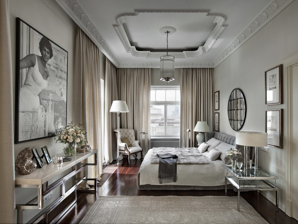Modernes Hauptschlafzimmer mit dunklem Holzboden, braunem Boden und grauer Wandfarbe in Moskau