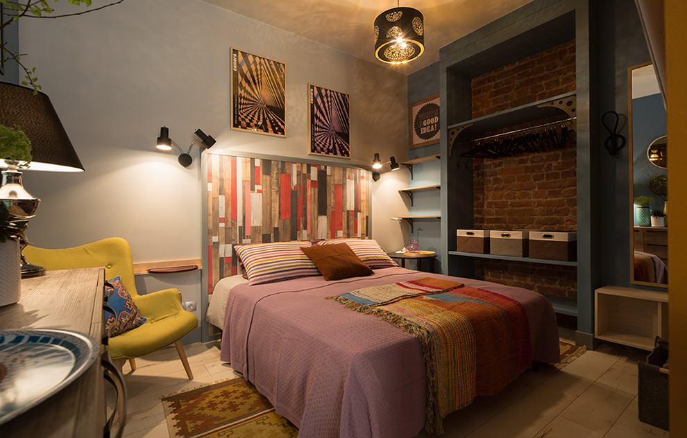 Стильный дизайн: хозяйская спальня среднего размера в стиле фьюжн с серыми стенами без камина - последний тренд