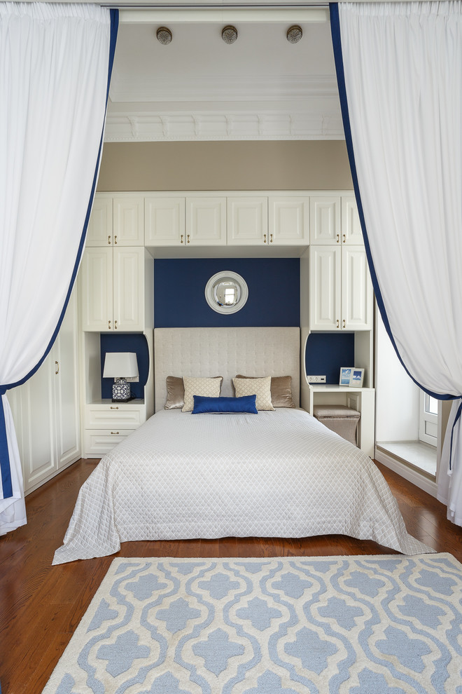 Foto de dormitorio principal tradicional sin chimenea con paredes beige y suelo de madera en tonos medios