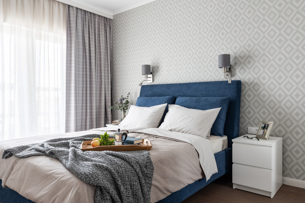 На фото: хозяйская спальня в современном стиле с серыми стенами и темным паркетным полом