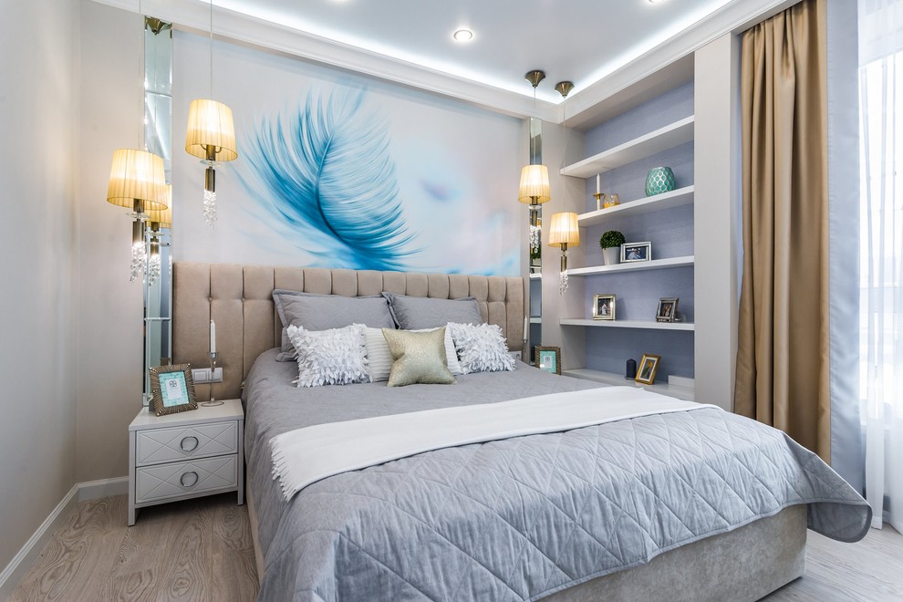 На фото: гостевая спальня (комната для гостей) в стиле неоклассика (современная классика) с синими стенами, светлым паркетным полом и бежевым полом с