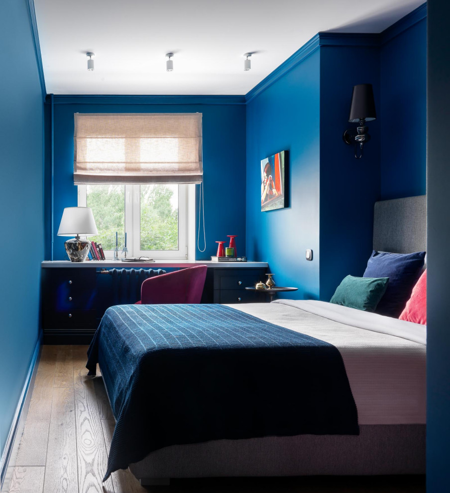 Пример оригинального дизайна: маленькая хозяйская спальня с синими стенами, паркетным полом среднего тона и кроватью в нише для на участке и в саду